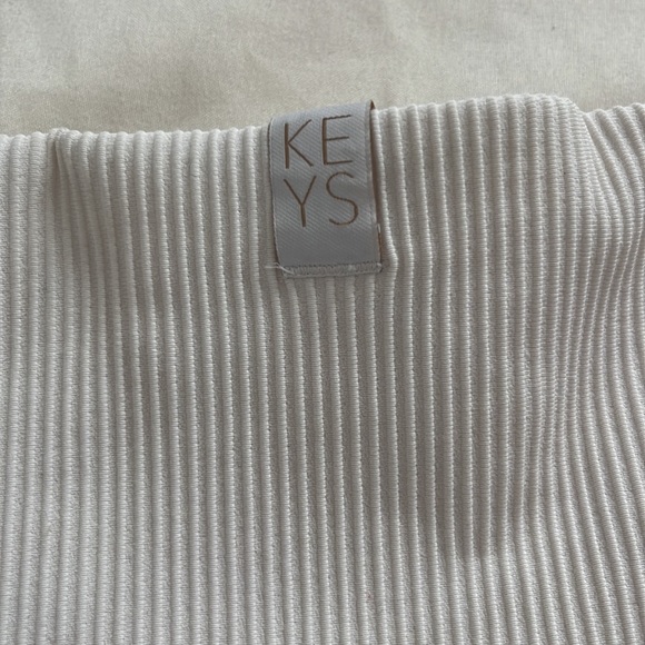 Athleta + Alicia Keys Elation rib 9” bike short in magnolia white, size Medium - Picture 4 of 5